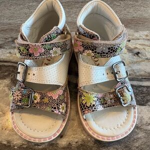 NWOT Rabbit Orthopedic Floral Sandals
